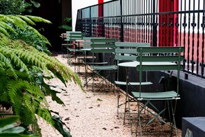 Standard Room, 1 King Bed, Private Bathroom | Outdoor dining - Puerta Roja Roma (Ciudad de México)