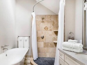 Dusche, Haartrockner, Handtücher, Shampoo