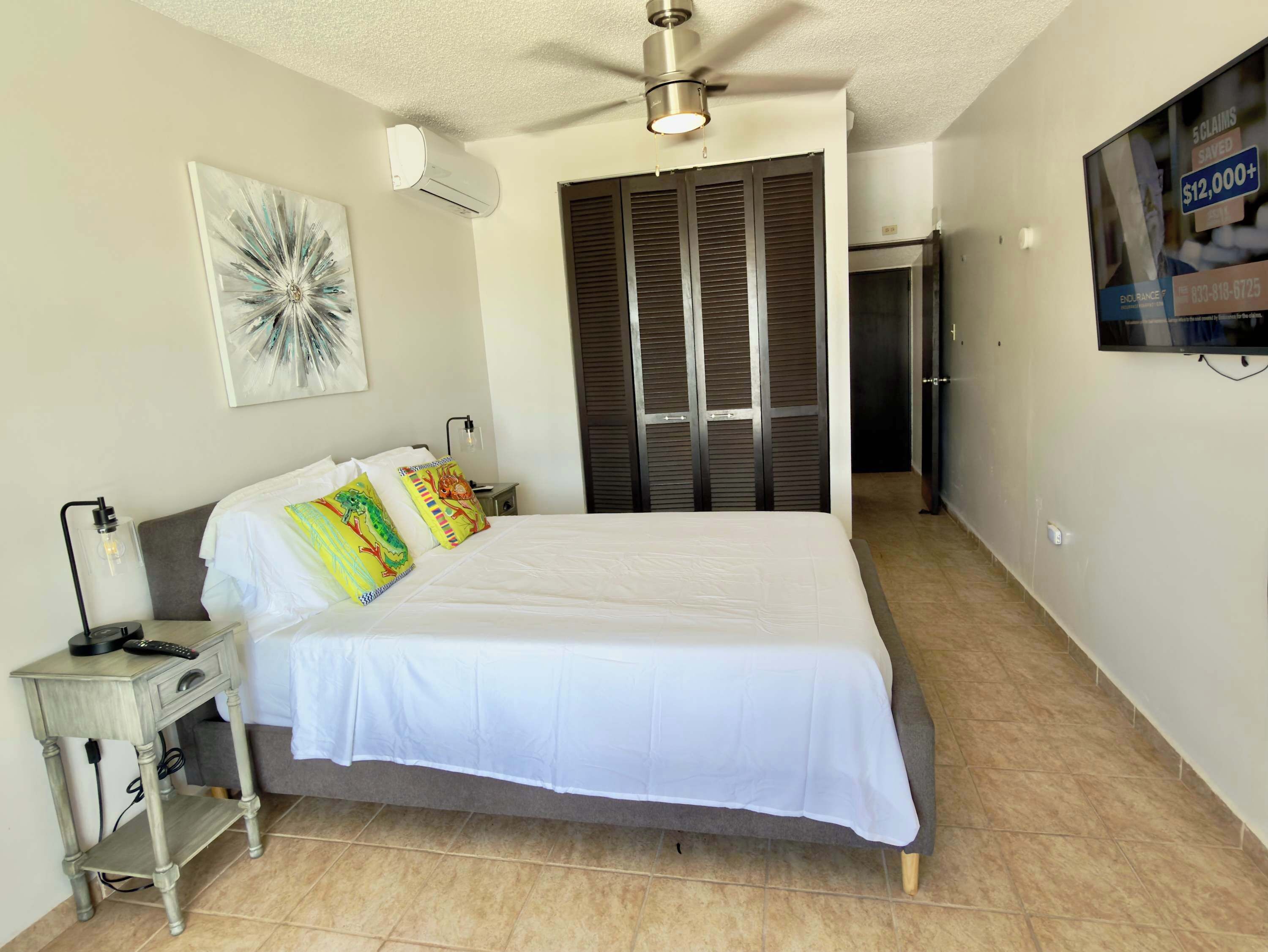 1 habitación, tabla de planchar con plancha, cuna de viaje y wifi 