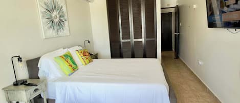 1 habitación, tabla de planchar con plancha, cuna de viaje y wifi