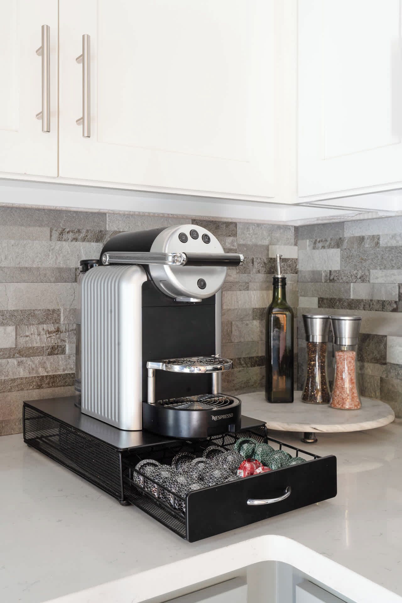 Una màquina d'espresso compacta amb molí integrat, un cistell per a cafè i un dipòsit d'aigua.