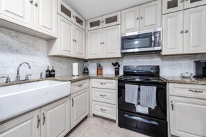 Private kitchen - Empress Cozy Haven (Cypress)