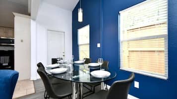 Deluxe House | Dining