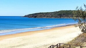 Beach - Belle Haven - luxurious 5 bedroom air conditioned home , 200m stroll to the beach Agnes Water. (Agnes Water)