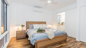 Room - Belle Haven - luxurious 5 bedroom air conditioned home , 200m stroll to the beach Agnes Water. (Agnes Water)