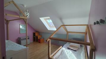 Tabla de planchar con plancha, wifi y ropa de cama