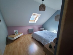 Planxa i posts de planxar, wifi i roba de llit 