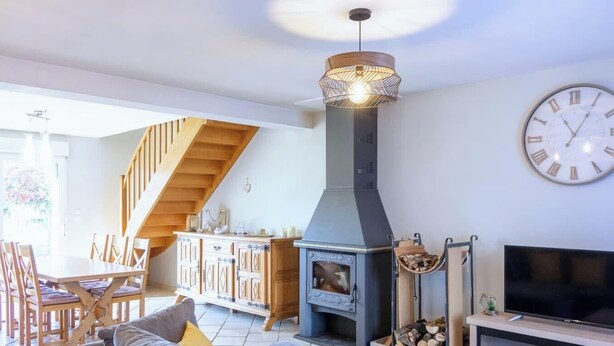 A living room with a fireplace, a dining area, a staircase, and a TV. - La Sandillonnaise, Holiday home close to all amenities 15 min from Orléans (Sandillon)