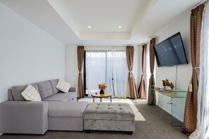 Living area - Modern 2.5BR Home | 2 Baths + Ensuite | Private Entry & Parking (10A) (Christchurch)