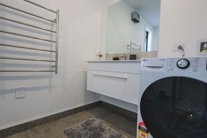 Interior - Modern 2.5BR Home | 2 Baths + Ensuite | Private Entry & Parking (10A) (Christchurch)