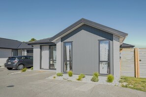 Exterior - Modern 2.5BR Home | 2 Baths + Ensuite | Private Entry & Parking (10A) (Christchurch)