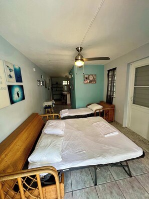 1 Schlafzimmer, Reisekinderbett, Bettwäsche