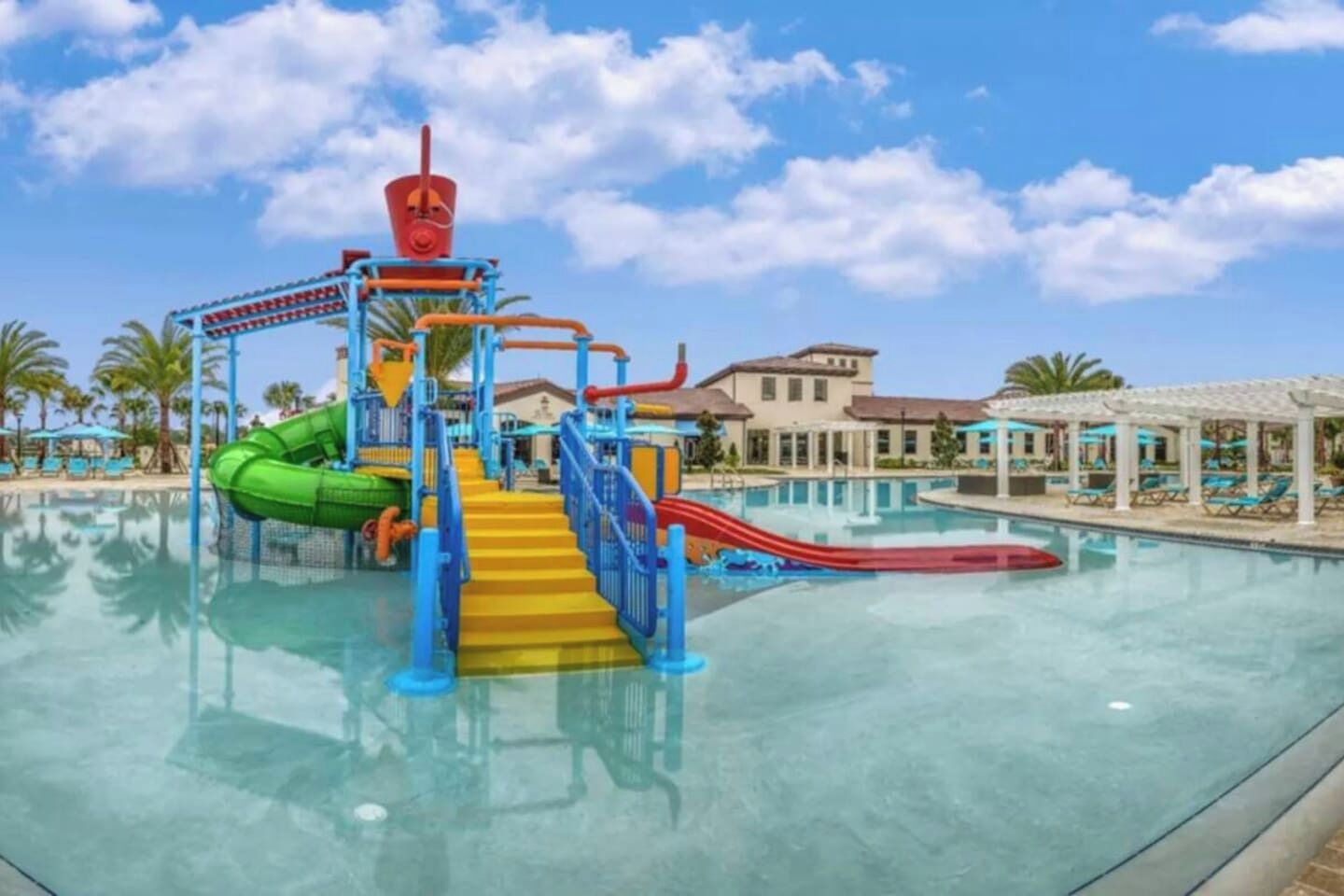 Un parc aquatique avec des toboggans et une piscine.