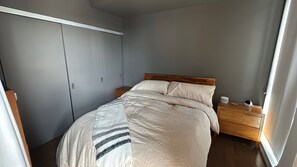 Room - Modern 1BR Loft w/ Balcony & City Views (Toronto)
