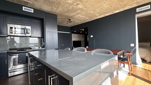 Private kitchen - Modern 1BR Loft w/ Balcony & City Views (Toronto)