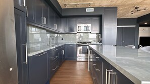 Private kitchen - Modern 1BR Loft w/ Balcony & City Views (Toronto)