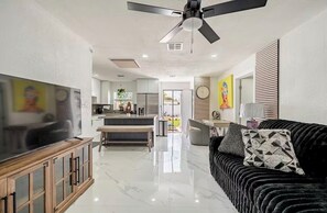 Living area - 4-bedroom house 10 MINS to Pompano Beach (Pompano Beach)