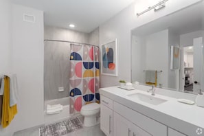 Regadera, secadora de cabello, toallas, papel de baño 