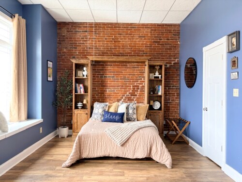 Spacious studio apartment with river view in the heart of downtown Henderson, KY