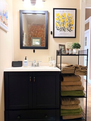 Bathroom - Spacious studio apartment with river view in the heart of downtown Henderson, KY (Henderson)