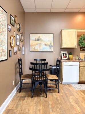 Dining - Spacious studio apartment with river view in the heart of downtown Henderson, KY (Henderson)