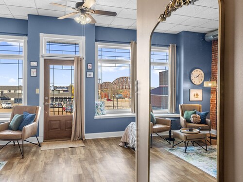 Spacious studio apartment with river view in the heart of downtown Henderson, KY