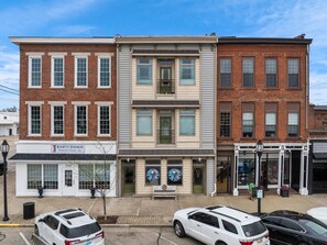 Exterior - Spacious studio apartment with river view in the heart of downtown Henderson, KY (Henderson)