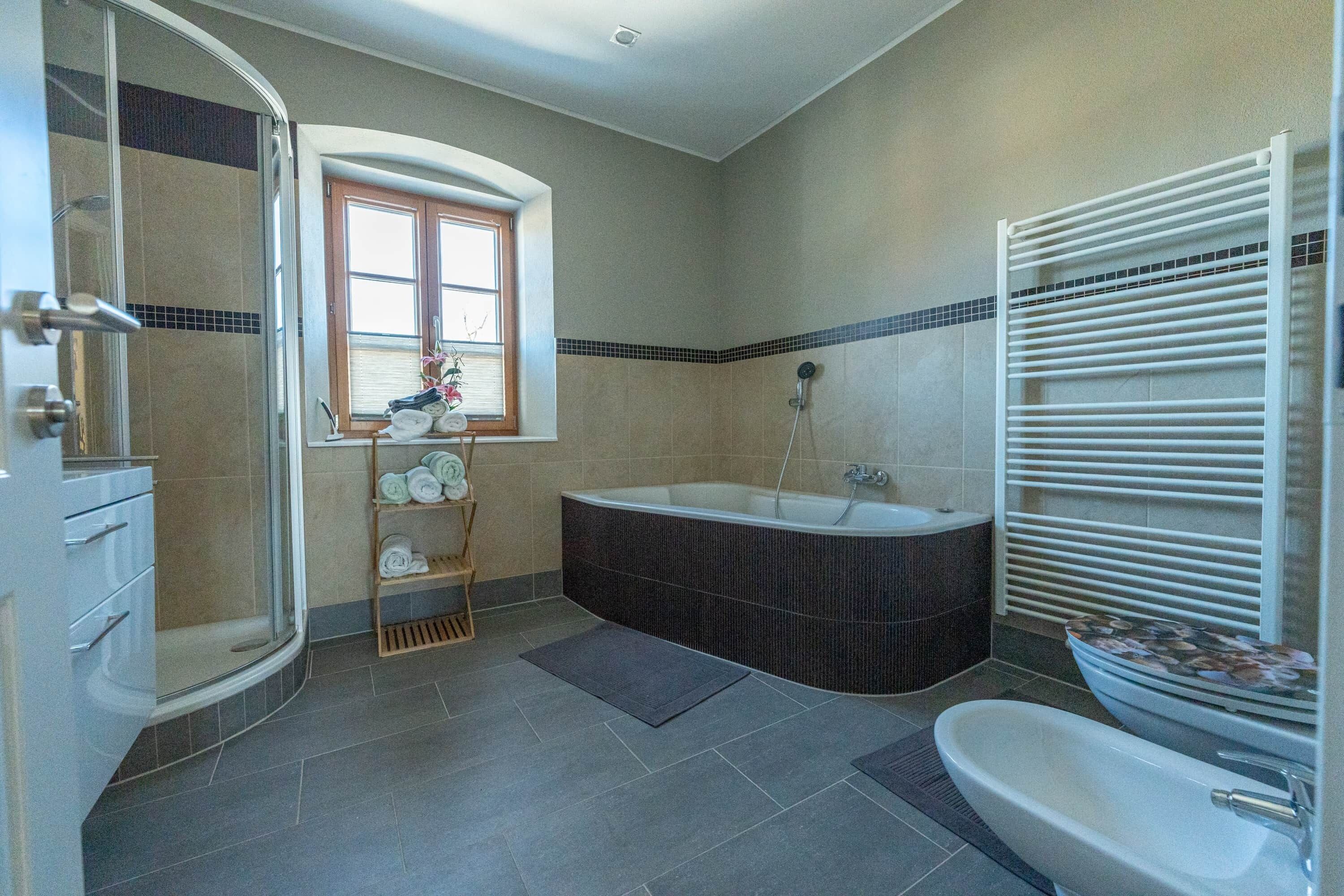 Dusche, Haartrockner, Bidet, Handtücher