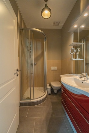 Dusche, Haartrockner, Bidet, Handtücher