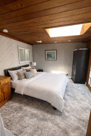 3 bedrooms, desk, iron/ironing board, WiFi - Lakefront Family Cottage! Pool & Hot Tub! (Kawartha Lakes)