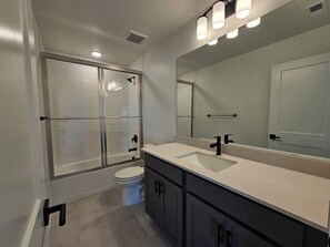 Shower, towels, toilet paper - Charming 4-bedroom house with AC in vibrant Aurora (Aurora)