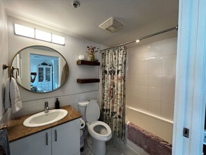 Hair dryer, towels, soap, toilet paper - 5 minute walk to BC Place | Stylish Apartment | Sleeps 3 (Vancouver)