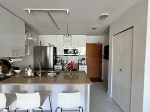 Private kitchen - 5 minute walk to BC Place | Stylish Apartment | Sleeps 3 (Vancouver)