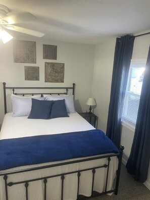 2 bedrooms, iron/ironing board, WiFi, bed sheets - Beautiful 2-bedroom house in charming Wilmington perfect for relaxing stays (Wilmington)