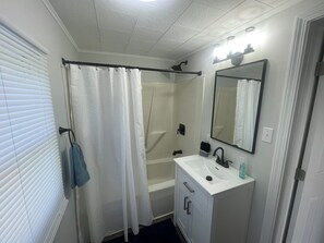 Hair dryer, towels, soap, toilet paper - Beautiful 2-bedroom house in charming Wilmington perfect for relaxing stays (Wilmington)