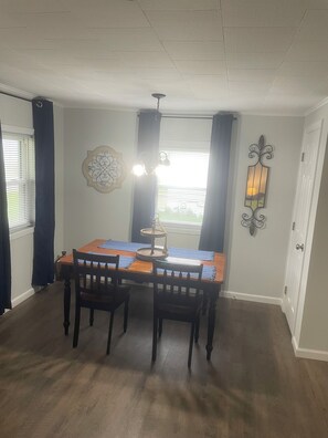 Dining - Beautiful 2-bedroom house in charming Wilmington perfect for relaxing stays (Wilmington)
