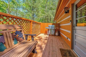 Terrace/patio - Perfect 2-bedroom cabin with AC in beautiful Suwanee (Sevier County)