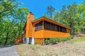 Exterior - Perfect 2-bedroom cabin with AC in beautiful Suwanee (Sevier County)