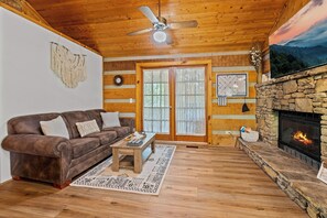 Living area - Perfect 2-bedroom cabin with AC in beautiful Suwanee (Sevier County)