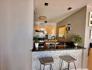 Private kitchen - Beautiful 2 bedroom 2 bathroom sub penthouse with Den (Vancouver)