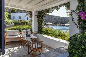 Outdoor dining - Elies Resorts (Sifnos)