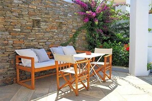 Outdoor dining - Elies Resort (Sifnos)