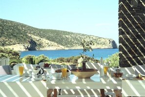 Outdoor dining - Elies Resorts (Sifnos)