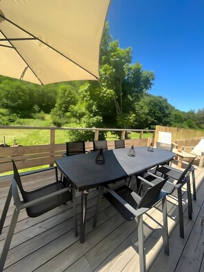 Outdoor dining - Holiday Home "Les Gîtes Du Saro" Mountain View, River, Terrace, Garden, Wi-Fi (Chabestan)
