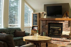 TV, fireplace - Winter Escape | Sauna, Fireplace, Games (Parry Sound)