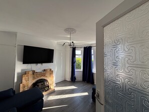 Living area - Tranquil Hideaway w/Hot Tub and Pool Table (Cardiff)