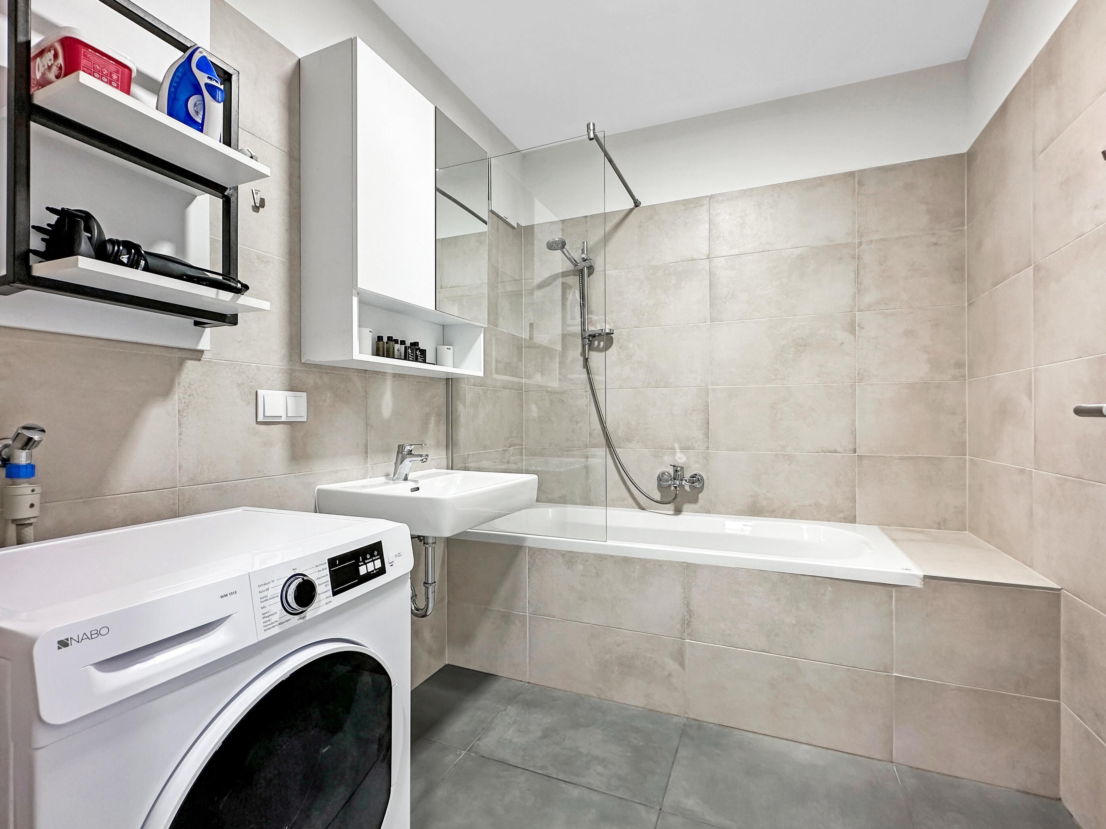 Apartamento luxo, sacada | Banheiro | Banheira, secador de cabelo, piso aquecido, toalhas de banho