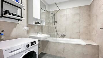 Apartamento luxo, sacada | Banheiro | Banheira, secador de cabelo, piso aquecido, toalhas de banho
