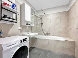 Deluxe appartement, balkon | Badkamer | Een bad, een haardroger, vloerverwarming, handdoeken