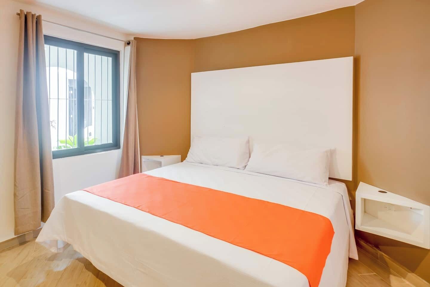 1 habitación, tabla de planchar con plancha y cuna de viaje 